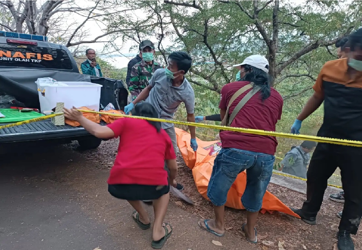 proses evakuasi korban pembunuhan di situbondo. Sumber foto: Dok Polres Situbondo