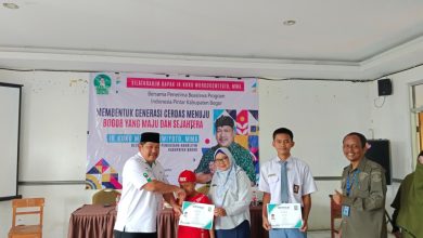 Koko Murdokowiyoto (Ketua HPN) Kabupaten Bogor saat berikan bantuan beasiswa PIP kepada 200 siswa Sumber foto: Dok. Istimewa