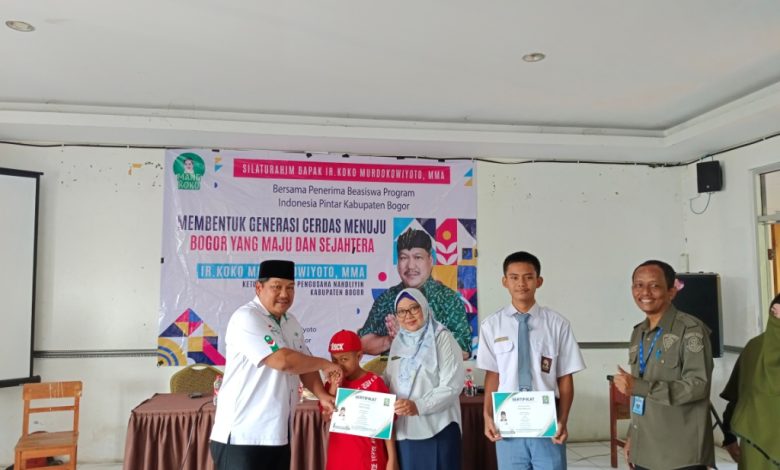 Koko Murdokowiyoto (Ketua HPN) Kabupaten Bogor saat berikan bantuan beasiswa PIP kepada 200 siswa Sumber foto: Dok. Istimewa