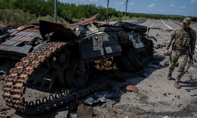 Tank Rusia yang di hancurkan pasukan Ukraina. Sumber Foto: Twitter @Andy_Vermaut