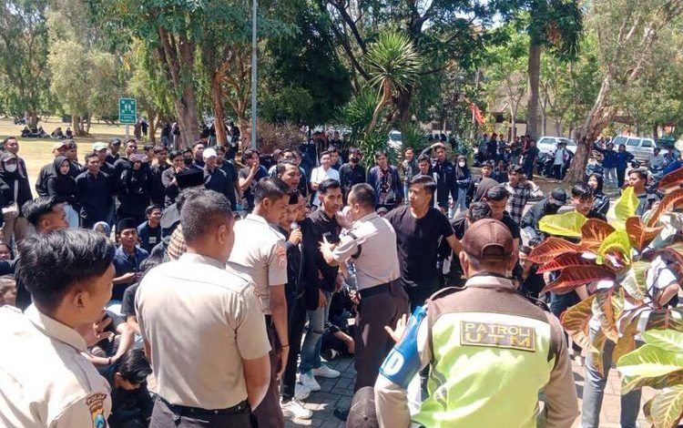 Ratusan mahsiswa UTM Bangkalan, Jawa Timur berunjuk rasa di depan kantor rektorat. Sumber foto: Dok. Pemda Bangkalan