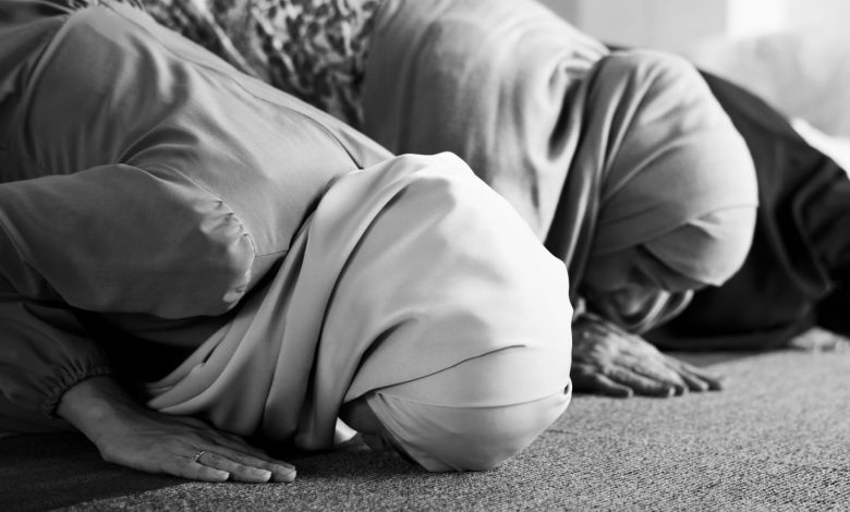 Ilustrasi Sujud Syukur. Sumber Foto: freepik.com