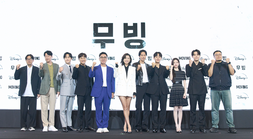 Para kru dan pemain drama 'Moving' Sumber Foto: Pann Nate