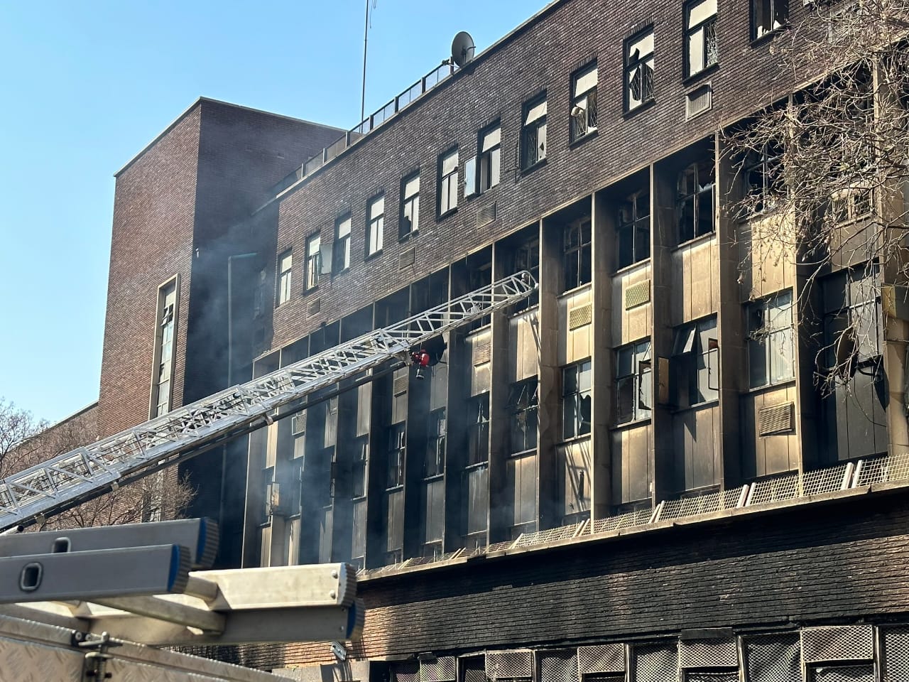 Apartemen di Johannesburg yang terbakar. Sumber Foto: Twitter @Loyiso_Masuku