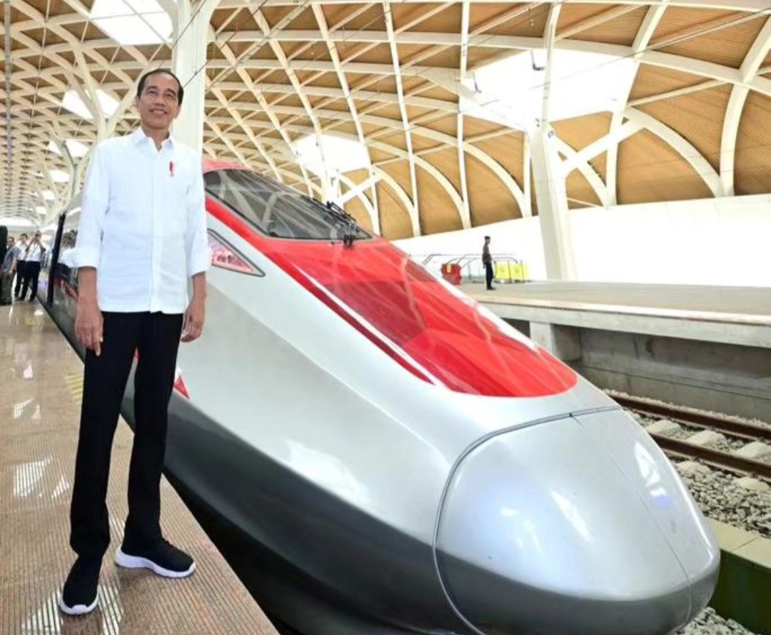 Jokowi Coba Kereta Cepat, Masyarakat Diimbau Beralih ke Trasportasi Publik