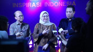 Ida Fauziyah Menaker saat menerima penghargaan merdeka award 2023. Sumber Foto: Istimewa.