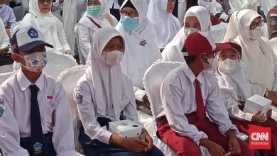 Warga dan anak sekolah pakek masker. Sumber Foto: Istimewa.