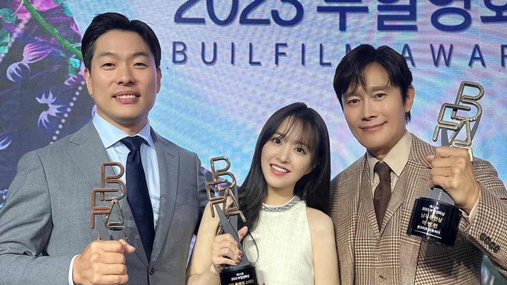 CEO Son Seok Woo, Park Bo Young dan Lee Byung Hun Sumber Foto: Naver