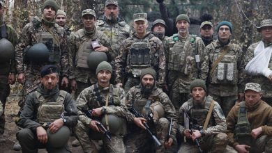 Oleksandr Syrskyi (Komandan Jendral angkatan darat Ukraina) (tengah) dan para pasukan saat berada di wilayah pertahanan. Sumber foto: akun X @trajaykay