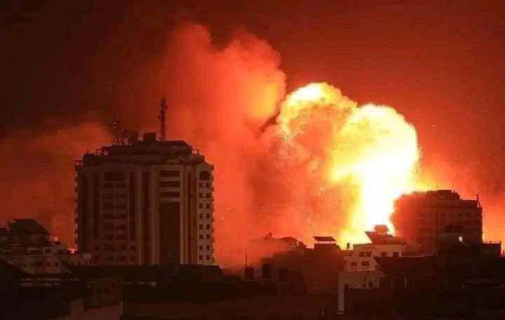 Serangan Israel ke Gaza pada malam hari. Sumber foto: akun X @AzzamIzzulhaq