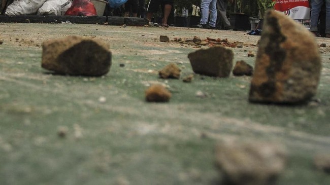 Ilustrasii batu berserak sisa bentrokan dua kelompok massa di Magelang. Sumber Foto: Istimewa