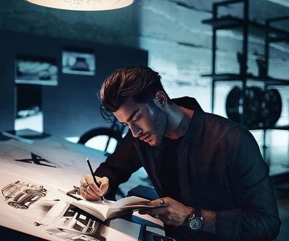 Man sitting in front of laptop at the table with lamp and writing documents. Sumber Foto: Pinterest