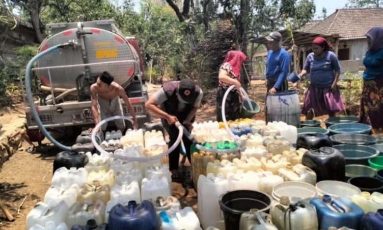 Penyaluran pasokan air bersih kepada wilayah terdampak kekeringan yang ada di Kabupaten Pasuruan. Sumber Foto: Istimewa