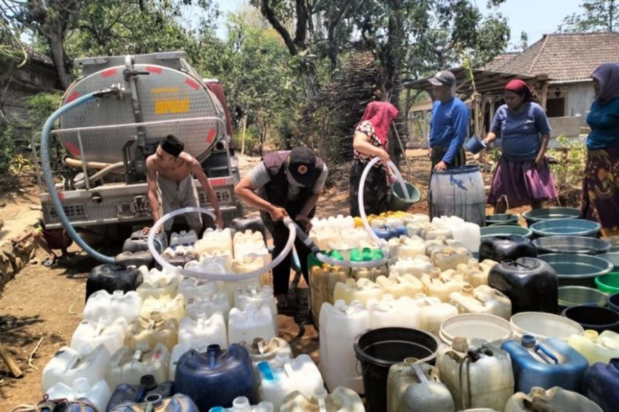 Penyaluran pasokan air bersih kepada wilayah terdampak kekeringan yang ada di Kabupaten Pasuruan. Sumber Foto: Istimewa