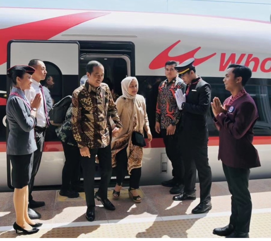 Jokowi Beri Nama Kereta Cepat Jakarta-Bandung WHOOSH