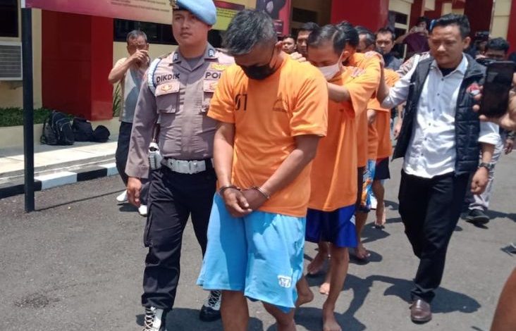 Tersangka kasus peredaran Narkoba di Kabupaten Bandung digelandang menuju sel. Sumber Foto: Polres Bandung