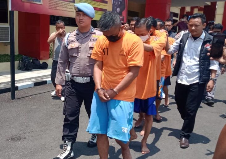 Tersangka kasus peredaran Narkoba di Kabupaten Bandung digelandang menuju sel. Sumber Foto: Polres Bandung