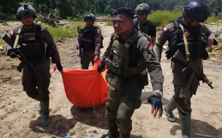 Tim Gabungan mengevakuasi korban serangan KKB di Kali I Distrik Seradala, Kabupaten Yahukimo. Sumber Foto: Istimewa
