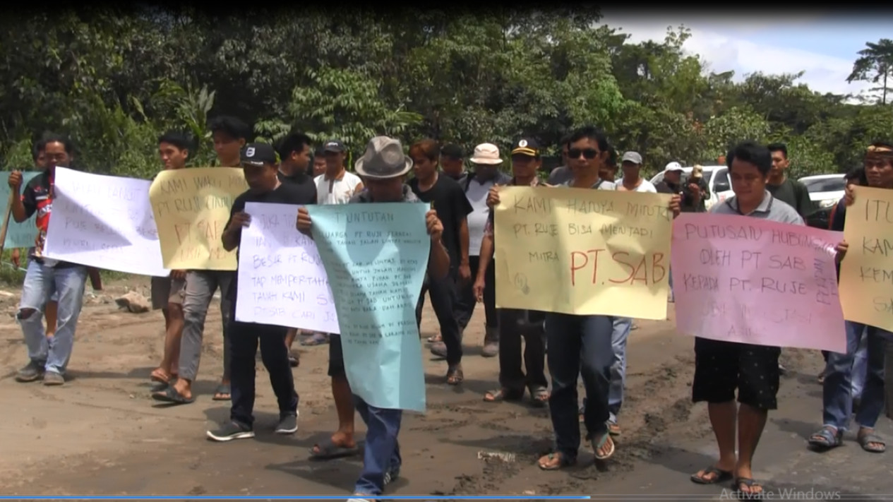 puluhan warga melakukan aksi blokade jalan Houling PT SAB. Sumber Foto: Istimewa