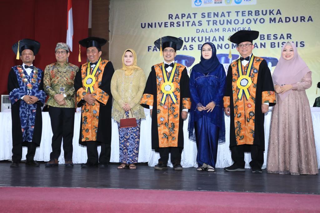 Abdul Halim Iskandar (Mendes PDTT) bersama Guru Besar UTM. Sumber Foto: Humas Kemendesa