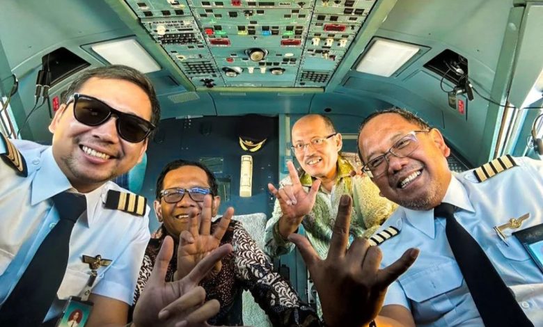 Ajak Pilot Garuda Pose 3 Jari, Mahfud MD Dilaporkan Ke Bawaslu