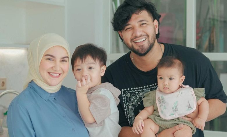 Ammar Zoni dan Keluarga. Sumber foto: Instagram @_irishbella_