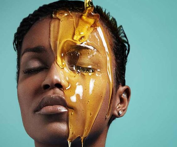 Keterangan: Honey is a natural remedy for many skin issues. It can help solve many issues caused by oily skin. Click here to learn how to use honey for oily skin care.. Sumber Foto: Pinterest