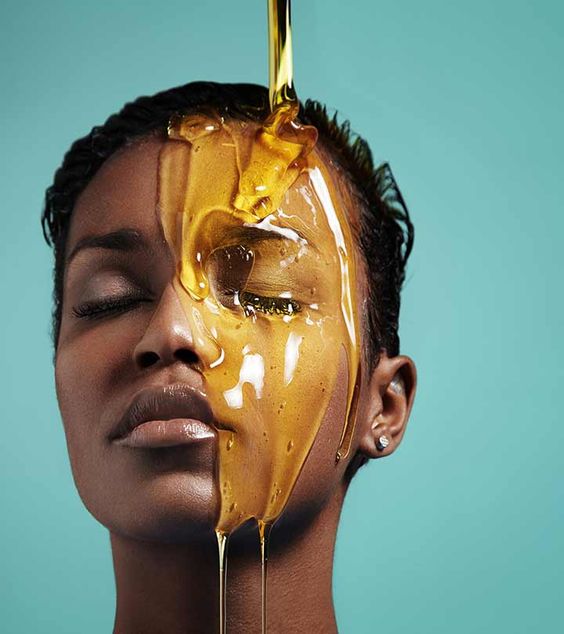 Keterangan: Honey is a natural remedy for many skin issues. It can help solve many issues caused by oily skin. Click here to learn how to use honey for oily skin care.. Sumber Foto: Pinterest