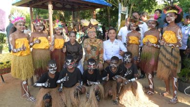 Abdul Halim Iskandar (Mendes PDTT) Bersama masyarakat Papua. Sumber foto: Humas Kemendes