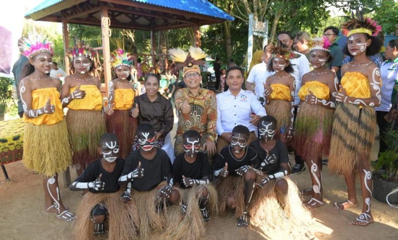 Abdul Halim Iskandar (Mendes PDTT) Bersama masyarakat Papua. Sumber foto: Humas Kemendes