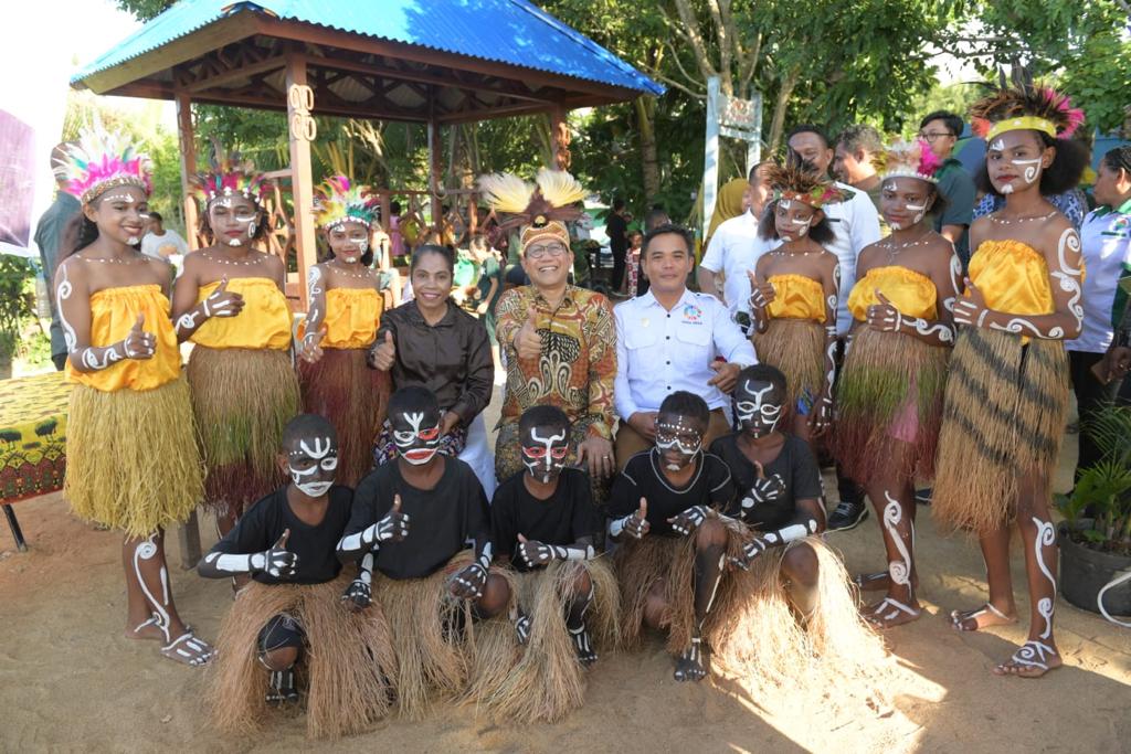 Abdul Halim Iskandar (Mendes PDTT) Bersama masyarakat Papua. Sumber foto: Humas Kemendes