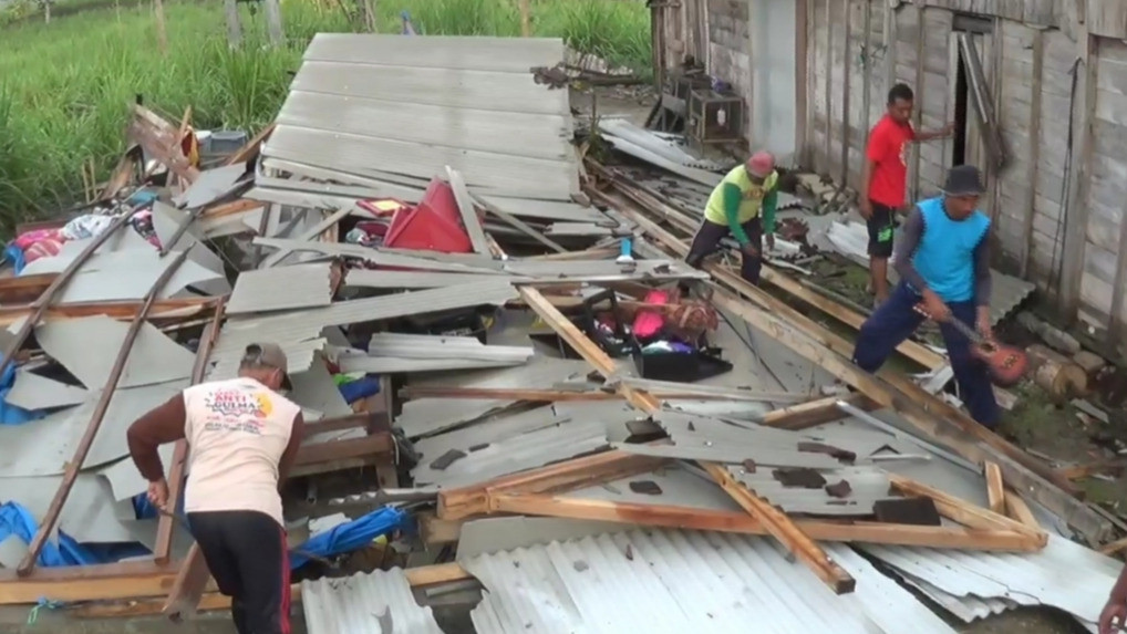 Kondisi rumah semi permanen yang terbuat dari papan kayu milik Murdoko roboh. Sumber Foto: Istimewa