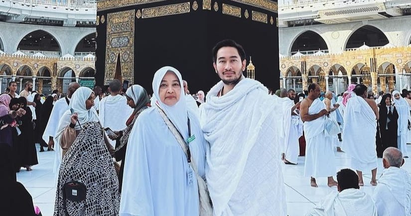 Jeje Govinda dengan sang ibunda. Sumber foto: Instagram @ritchieismail