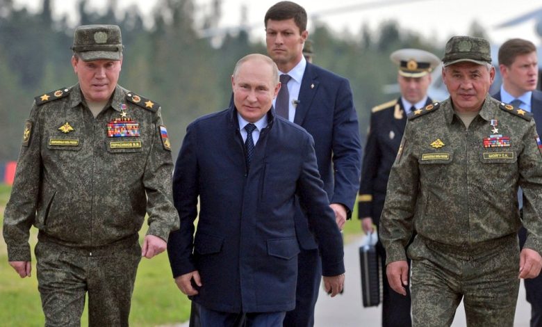 Putin (tengah) dan beberapa para pejabat Rusia. Sumber foto: akun X @ErnestKavol4