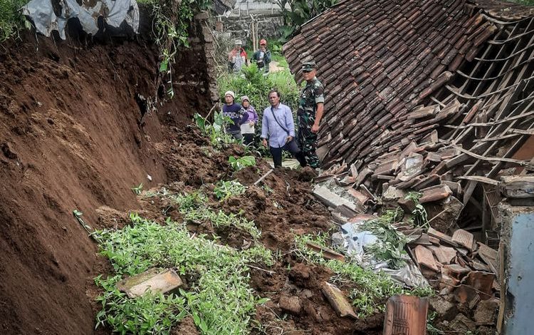 Banjir bandang dan tanah longsor terjadi di dua daerah di Bandung Barat, Sumber foto: Istimewa