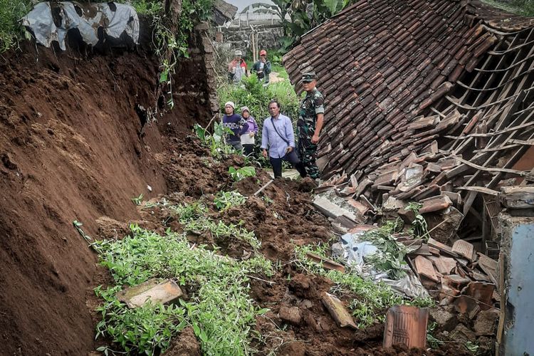 Banjir bandang dan tanah longsor terjadi di dua daerah di Bandung Barat, Sumber foto: Istimewa