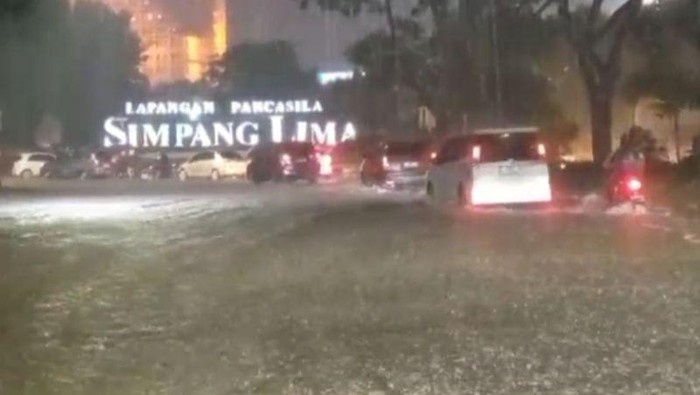 Kondisi Jalan Pahlawan, Kota Semarang, yang tergenang akibat curah hujan tinggi, Sumber foto: Istimewa