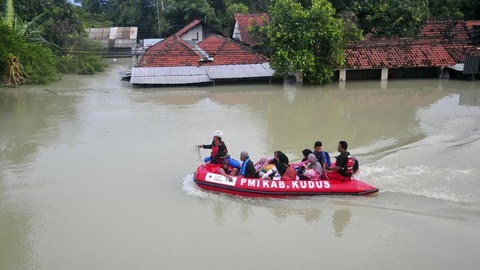 evakuasi korban banjir akibat tanggul jebol, Sumber:Istimewa
