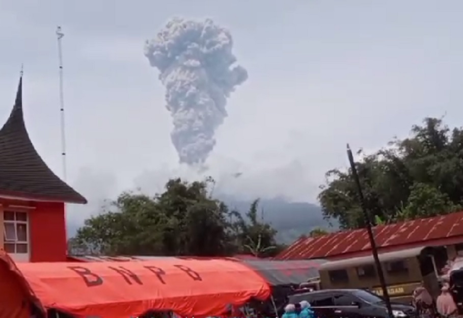 Gunung Marapi Meletus, Radius 4,5 Km dari Puncak Berbahaya