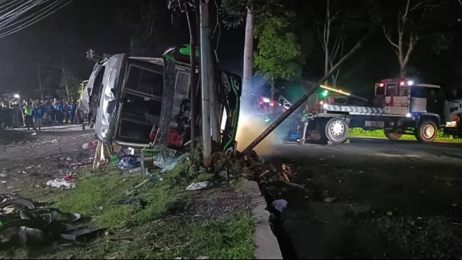 Kondisi bus Trans Putera Fajar, yang mengangkut puluhan pelajar SMK Lingga Kencana, Sumber foto: Istimewa