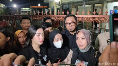 Linda (Tengah) didampingi pengacara keluarga Vina usai menjalani pemeriksaan di Polres Cirebon Kota, Sumber foto: Istimewa