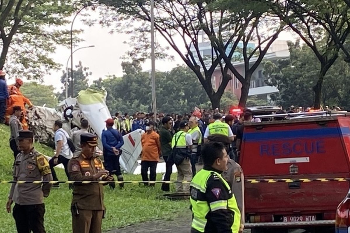 Pesawat latihan jenis capung dengan kode PK-IFP terjatuh di Lapangan Sunburst, Serpong, Sumber foto: Istimewa