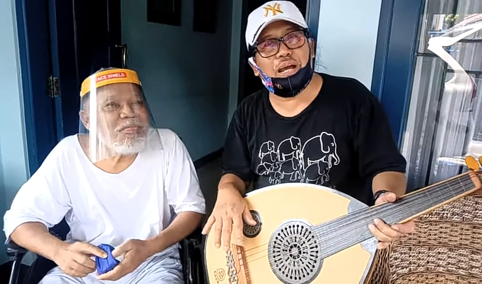 Dorman Borisman (kiri) bersama dengan Eddie Karsito (kanan). Sumber foto: YouTube Eddie Karsito