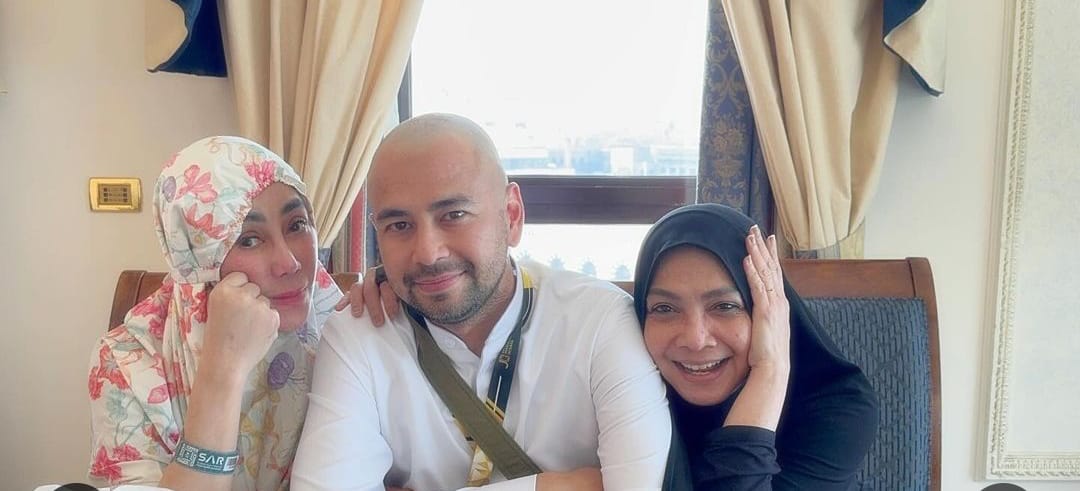 Mama Amy (kiri), Raffi (tengah) dan Mama Rieta (kanan). Sumber foto: Instagram @raffinagita1717