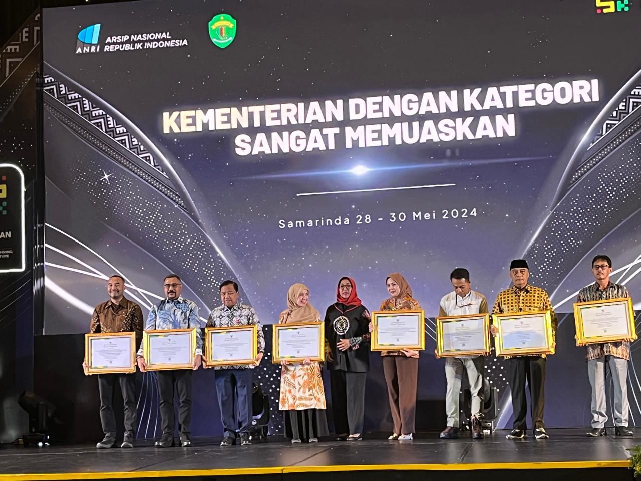 Penerimaan penghargaan kearsipan. Sumber foto: Humas Kemendes