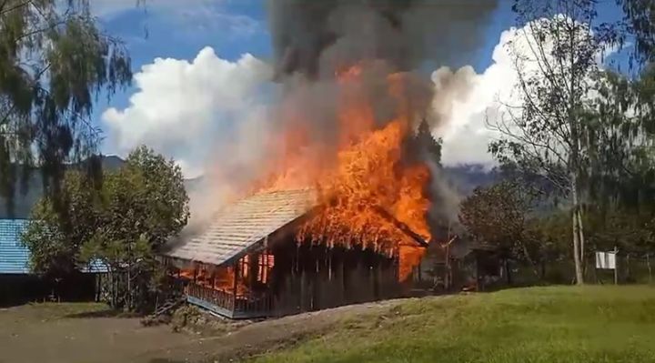 Bangunan Sekolah Dasar Negeri Okbab diduga dibakar, Sumber foto: Istimewa