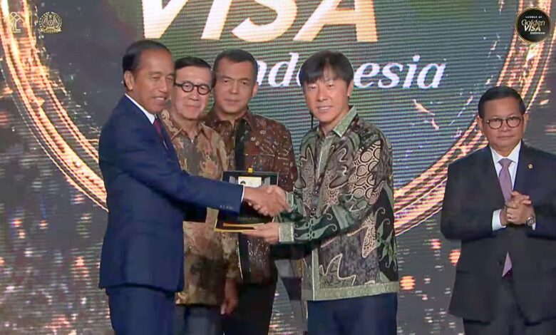 Shin Tae-yong: Pelatih Timnas Indonesia Pertama yang Menerima Golden Visa dari Jokowi