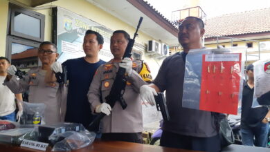 Kapolres Kapolres Lampung Tengah, AKBP Andik Purnomo, memamerkan barang bukti senjata api, Sumber foto: Istimewa