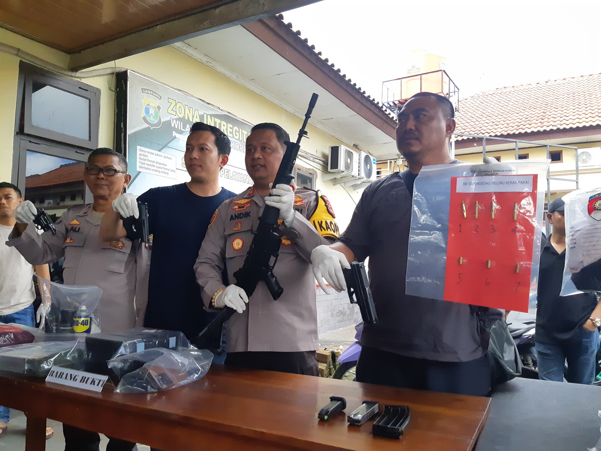 Kapolres Kapolres Lampung Tengah, AKBP Andik Purnomo, memamerkan barang bukti senjata api, Sumber foto: Istimewa