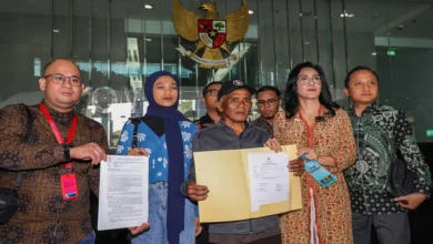 Anggota DPR Rieke Diah Pitaloka (kedua kanan) mendampingi keluarga almarhum Dini Sera Afriyanti, Sumber foto: Istimewa